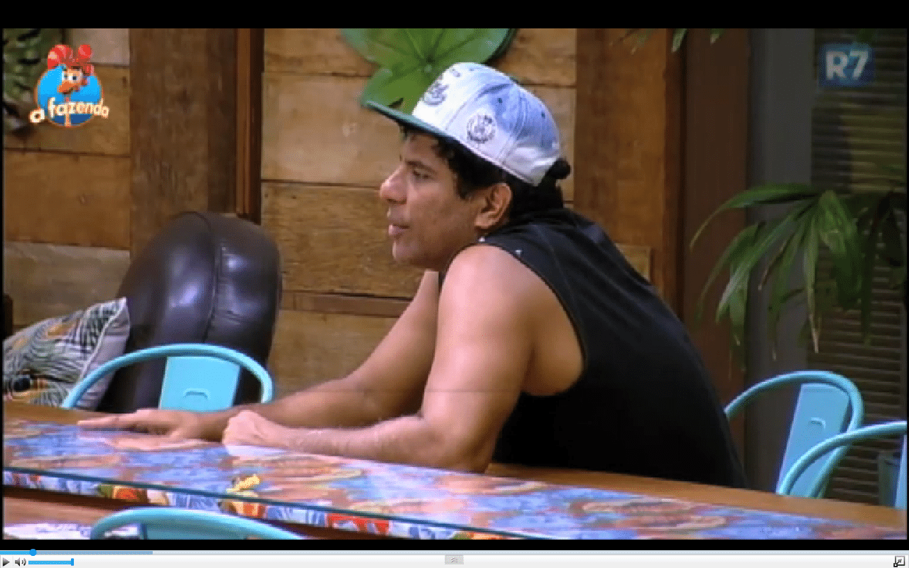 6.dez.2015 - Luka disse que Rayanne saiu por não ter salvo Douglas da roça "O público não perdoa" - Reprodução/Record