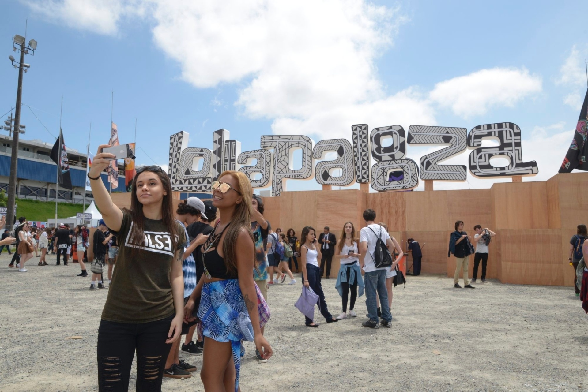 12.mar.2016 - Meninas registram a chegada ao autódromo de Interlagos, em São Paulo, para o primeiro dia do Lollapalooza Brasil 2016 - Rafael Roncato/UOL