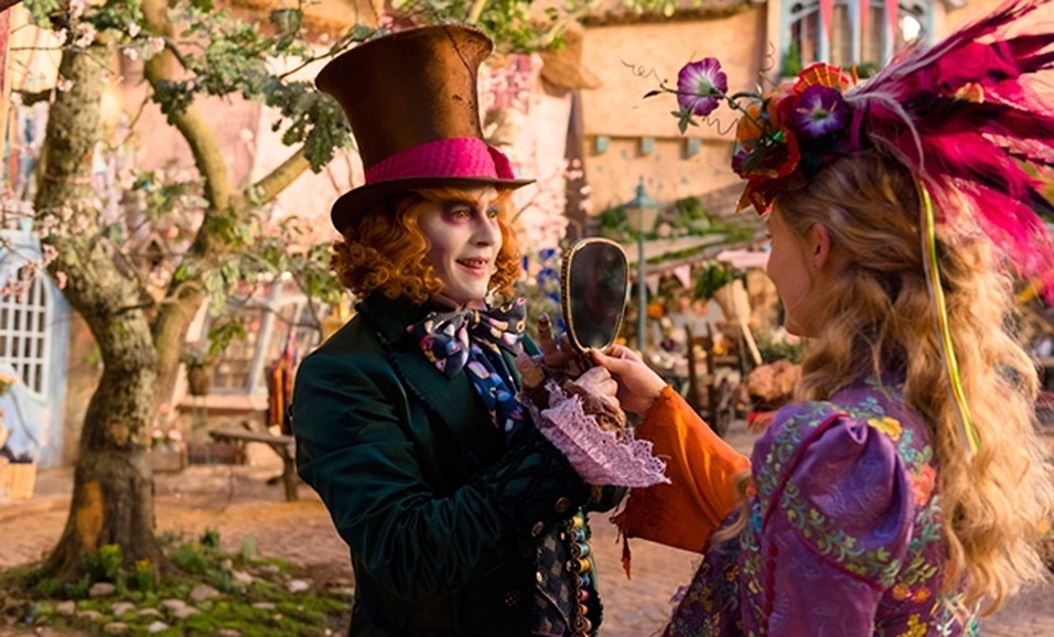 Johnny Depp e Mia Wasikowska em cena do filme "Alice Através do Espelho", dirigido por James Bobin - Divulgação