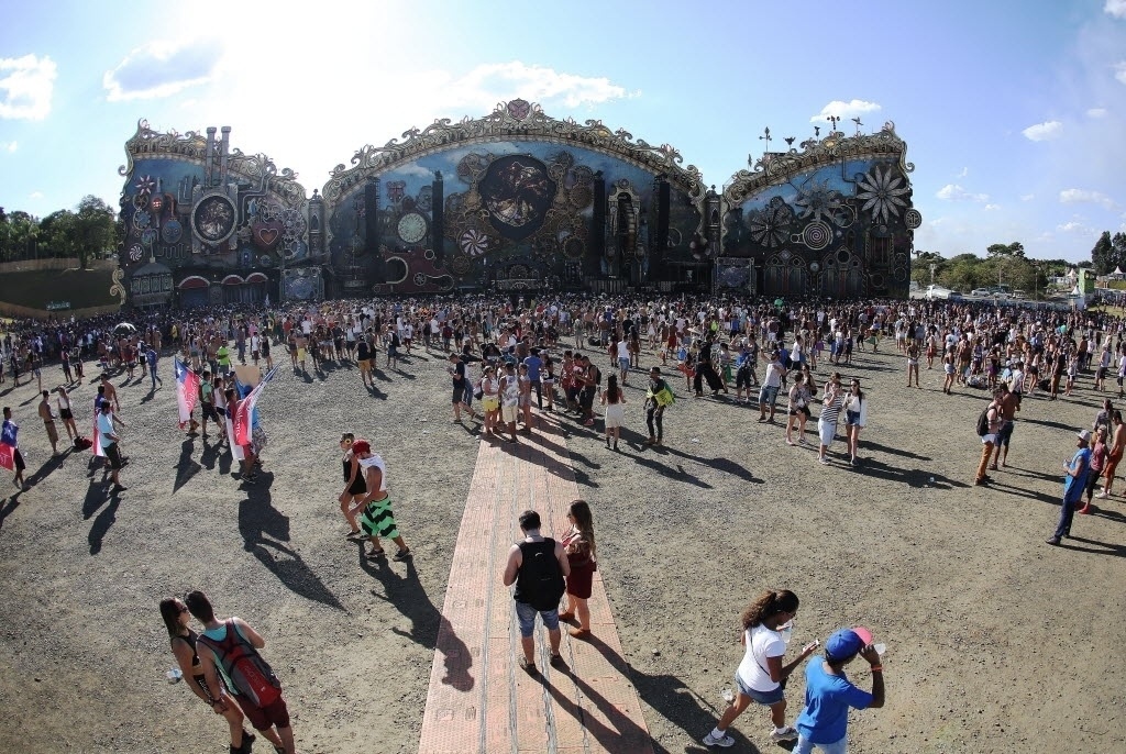 21.abr.2016 - Plateia se movimenta para os primeiros shows do Tomorrowland Brasil, em Itu - Flávio Florido/UOL
