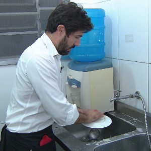 Sandro Pedroso, que chegou a fazer novela da Globo, hoje em dia trabalha como garçom - Reprodução/Record - Reprodução/Record