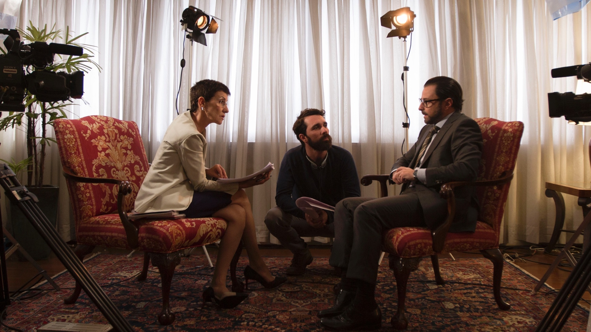 O diretor Rodrigo Bittencourt conversa com Cássia Kis e Emilio Orciollo Neto no set, no hotel Transamérica, em São Paulo - Stella Carvalho/Divulgação