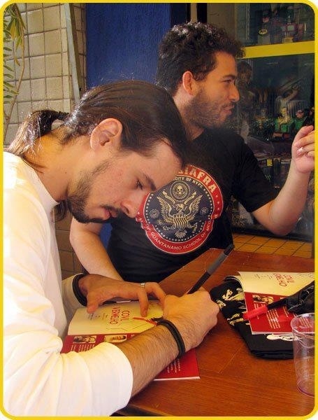 Os autores Raphael Fernandes (de preto) e Rafael Vasconcellos da graphic novel "Ditadura no Ar - Coração Selvagem" - Divulgação