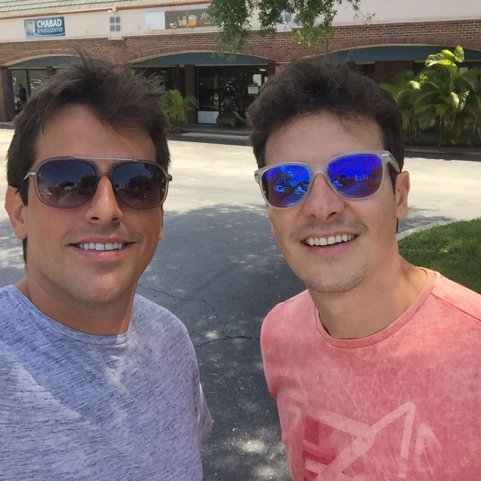 Rodrigo Branco ao lado de seu xará, o apresentador Rodrigo Faro, em Orlando (EUA) - Rodrigo Branco/Arquivo pessoal