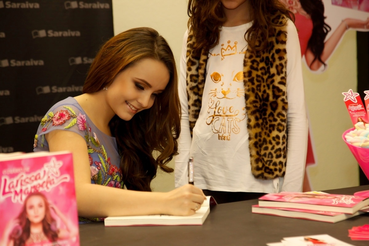 26.jun.2016 - Larissa Manoela autografa exemplar do livro "O Diário de Larissa Manoela". A tarde de autógrafos em um shopping na zona sul de São Paulo reuniu uma multidão de fãs da atriz e cantora - Marcos Ribas/Brazil News