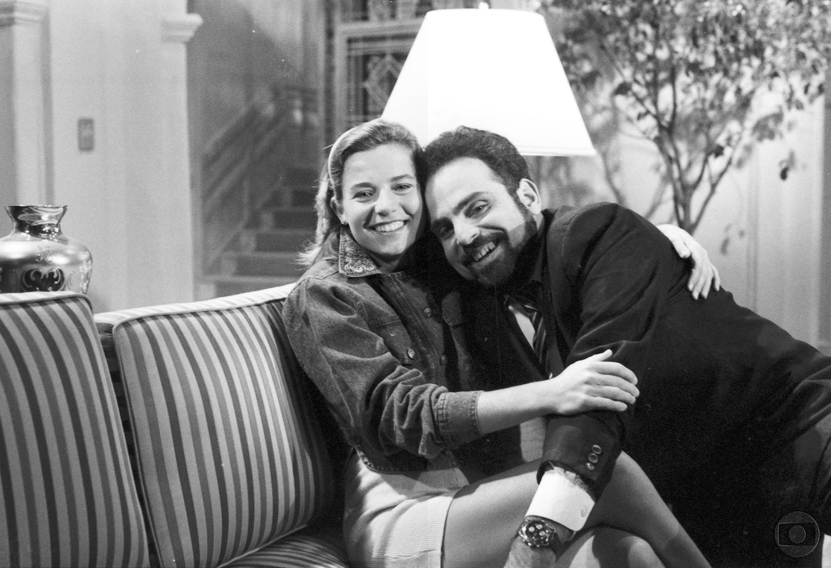 Guilherme Karam ao lado de Vera Zimermann nos bastidores da novela "Meu Bem, Meu Mal" (1990). O personagem do ator, o mordomo Porfírio, ficou famoso pelo bordão que usava para se referir à personagem da colega: "divina Magda" - Divulgção