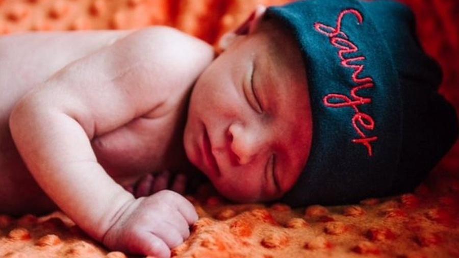 Sawyer Lacey nasceu há cerca de um ano como resultado de uma doação de embrião - Reprodução/BBC