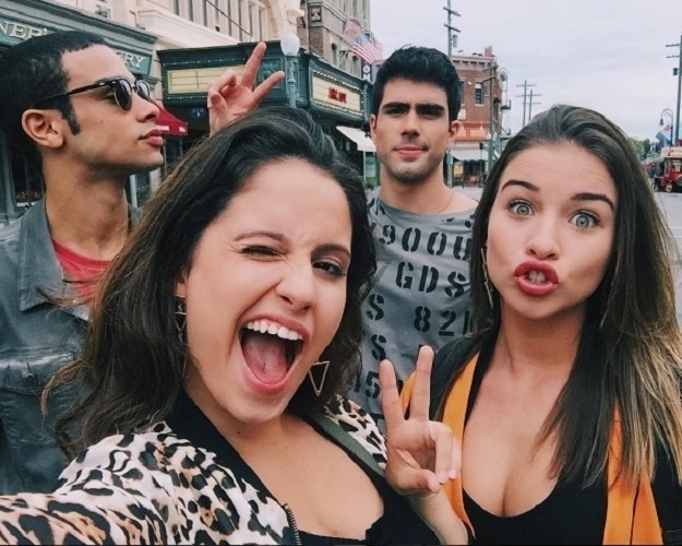 9.nov.2016 - O elenco de "Malhação: Pro Dia Nascer Feliz" se diverte como pode durante as gravações em Orlando, nos Estados Unidos. Sergio Malheiros, Amanda de Godoi, Juliano Laham e Laryssa Ayres estão caprichando nos registros da viagem - Reprodução/Instagram/amandadegodoi