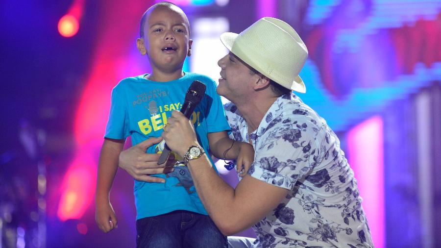 31.dez.2016 - Menino Hugo chora ao ser levado para o palco e cantar com Wesley Safadão na festa de Réveillon de Salvador - André Muzell/Brazil News