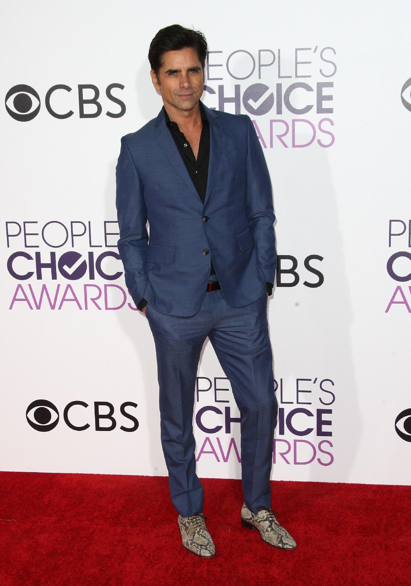 18.jan.2017 - John Stamos, o tio Jesse de "Tr?s É Demais", também apareceu no tapete vermelho do People's Choice Awards - Tommaso Boddi/AFP