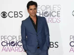 John Stamos raspa cabeça em apoio a colega de Três é Demais que tem câncer