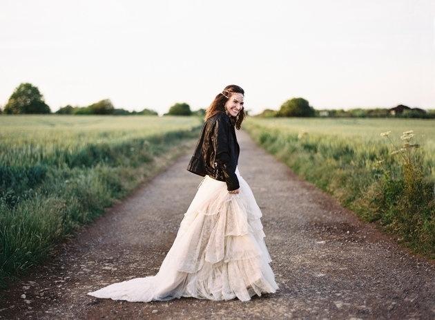 Inspiração para usar jaqueta de couro com o vestido de noiva - Divulgação/David Jenkins Photography
