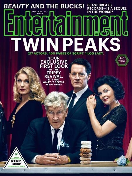 Sheryl Lee, Kyle MacLachlan e Sherilyn Fenn posam com o diretor David Lynch na capa da revista "Entertainment Weekly" - Divulgação - Divulgação