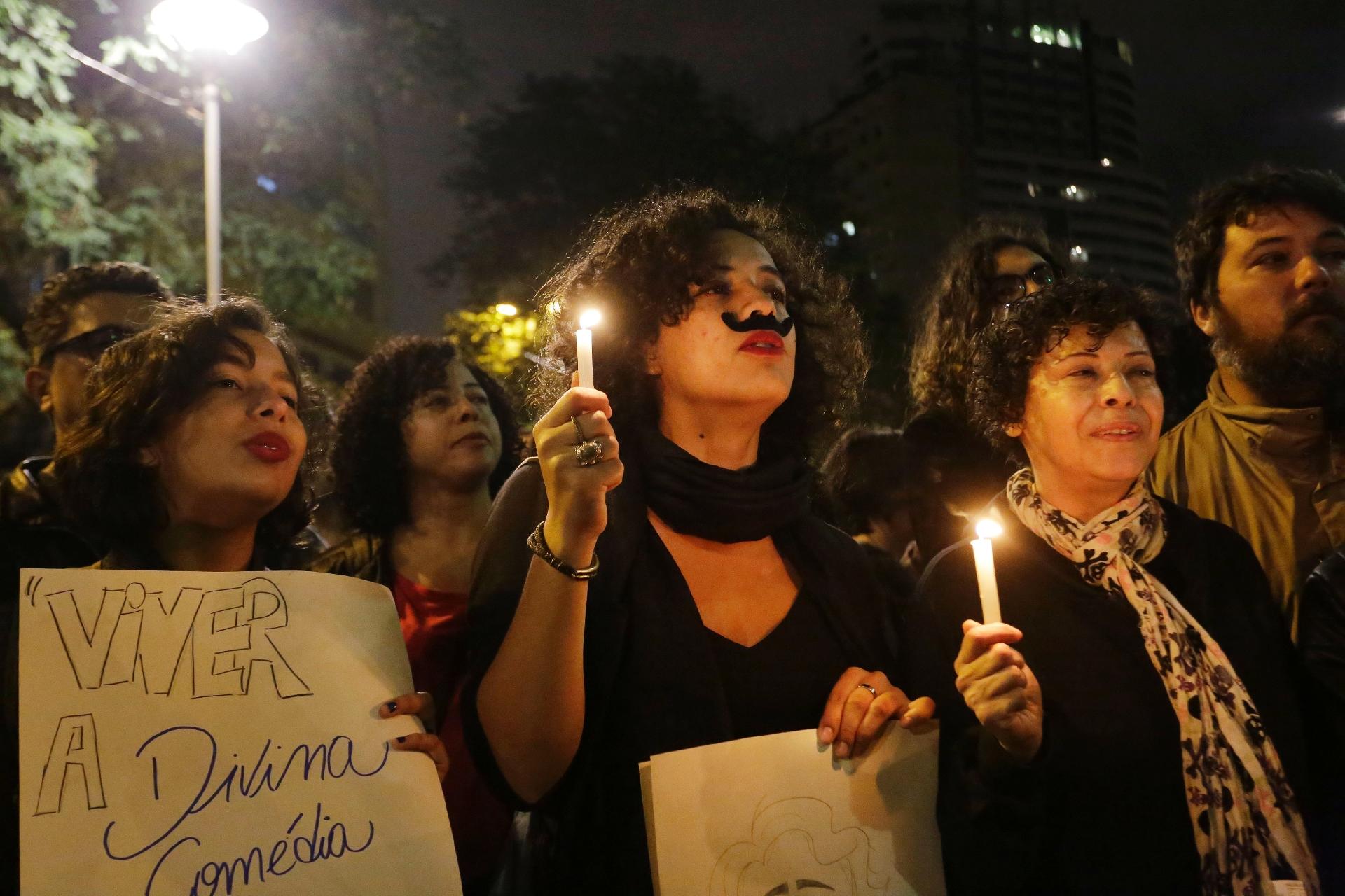 Fãs acendem velas e cantam músicas em memória do cantor cearense Belchior, na praça Roosevelt, no centro de São Paulo - Nelson Antoine/Estadão Conteúdo