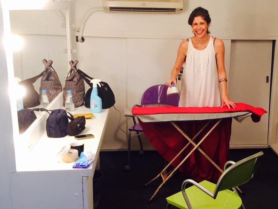 Juliana Martins se preparando para entrar em cena - Reprodução/Facebook Juliana Martins