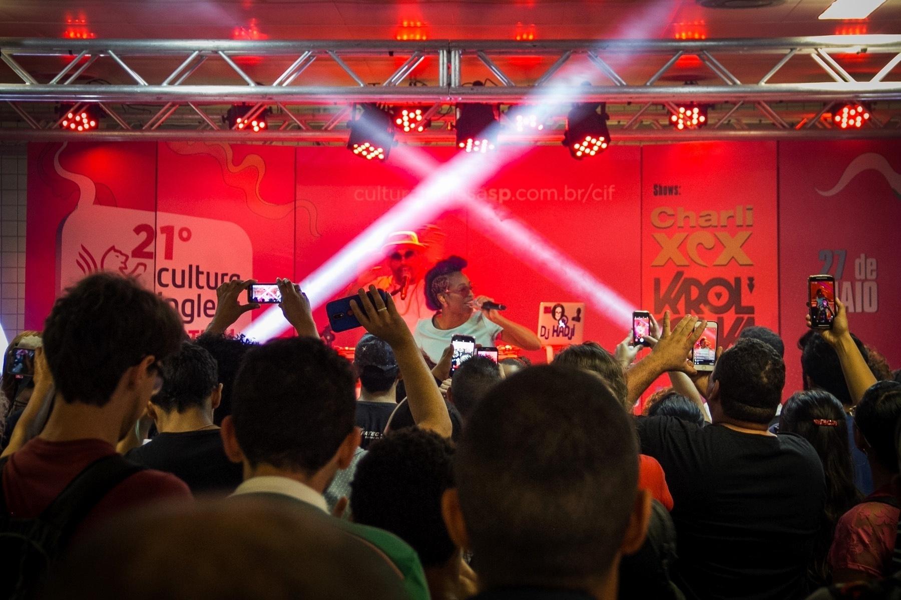 No mesmo dia que Anitta gravou novo clipe em uma estação de metrô de Nova York, Karol reuniu cerca de 500 usuários da estação com um show surpresa - Maria Tuca Fanchin/Divulgação