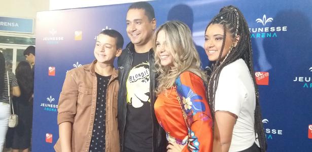 30.jun.2017 - Da esquerda para direita, Victor Alexandre, Xanddy, Carla Perez e Camilla Victoria - Ana Cora Lima/UOL - Ana Cora Lima/UOL