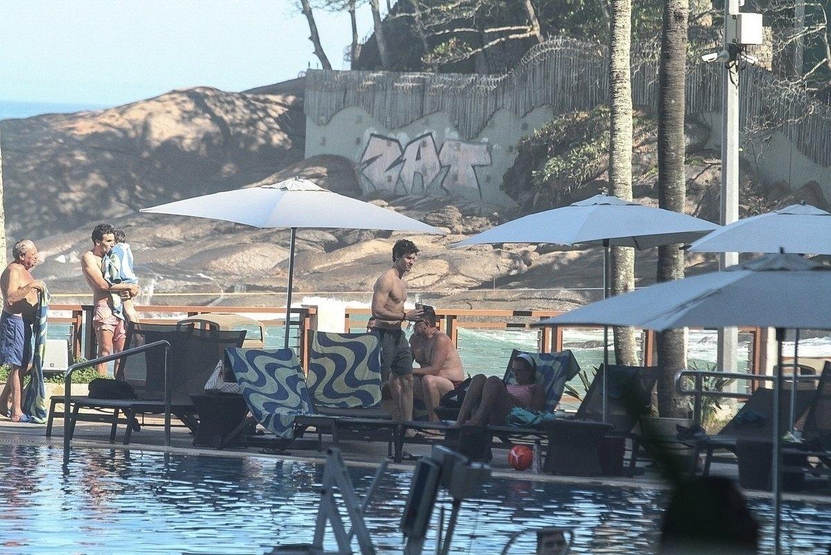 Sem camisa, Shawn Mendes curte a piscina do hotel em que está hospedado no Rio. Ele se apresenta no Rock in Rio no sábado - AgNews