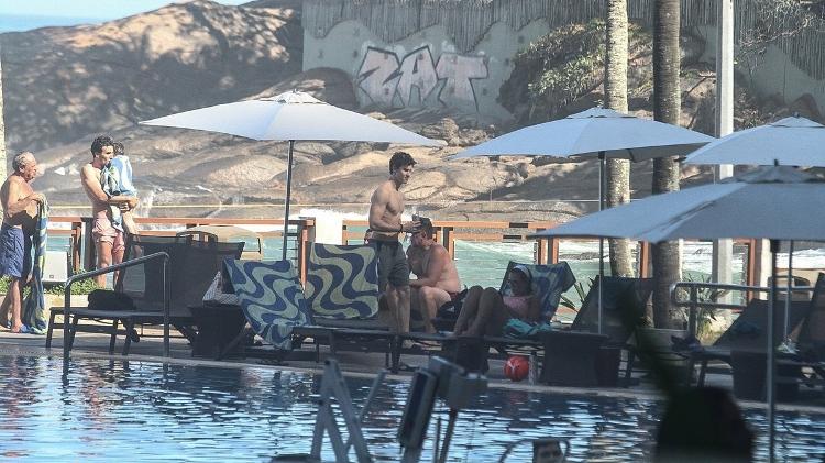 Sem camisa, Shawn Mendes curte a piscina do hotel em que está hospedado no Rio. Ele se apresenta no Rock in Rio no sábado - AgNews - AgNews