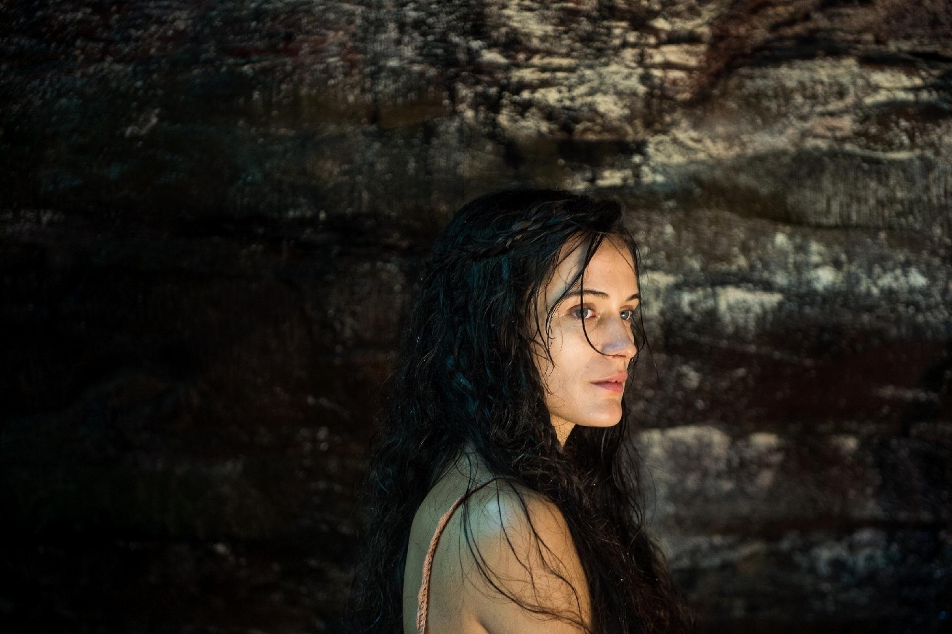 O sofrimento de Clara (Bianca Bin) é ilustrado por cenas metafóricas em "O Outro Lado do Paraíso" - Raquel Cunha/Globo