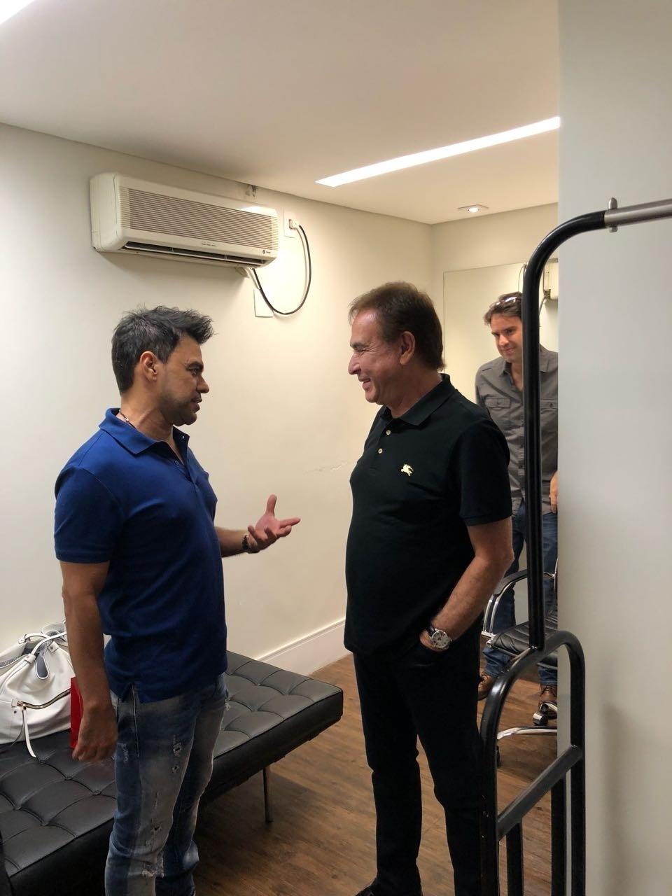 Zezé Di Camargo e Amaury Jr conversam nos bastidores do programa - Divulgação