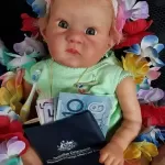 Mulher gasta R$ 25 mil para sua boneca bebê reborn viajar pelo