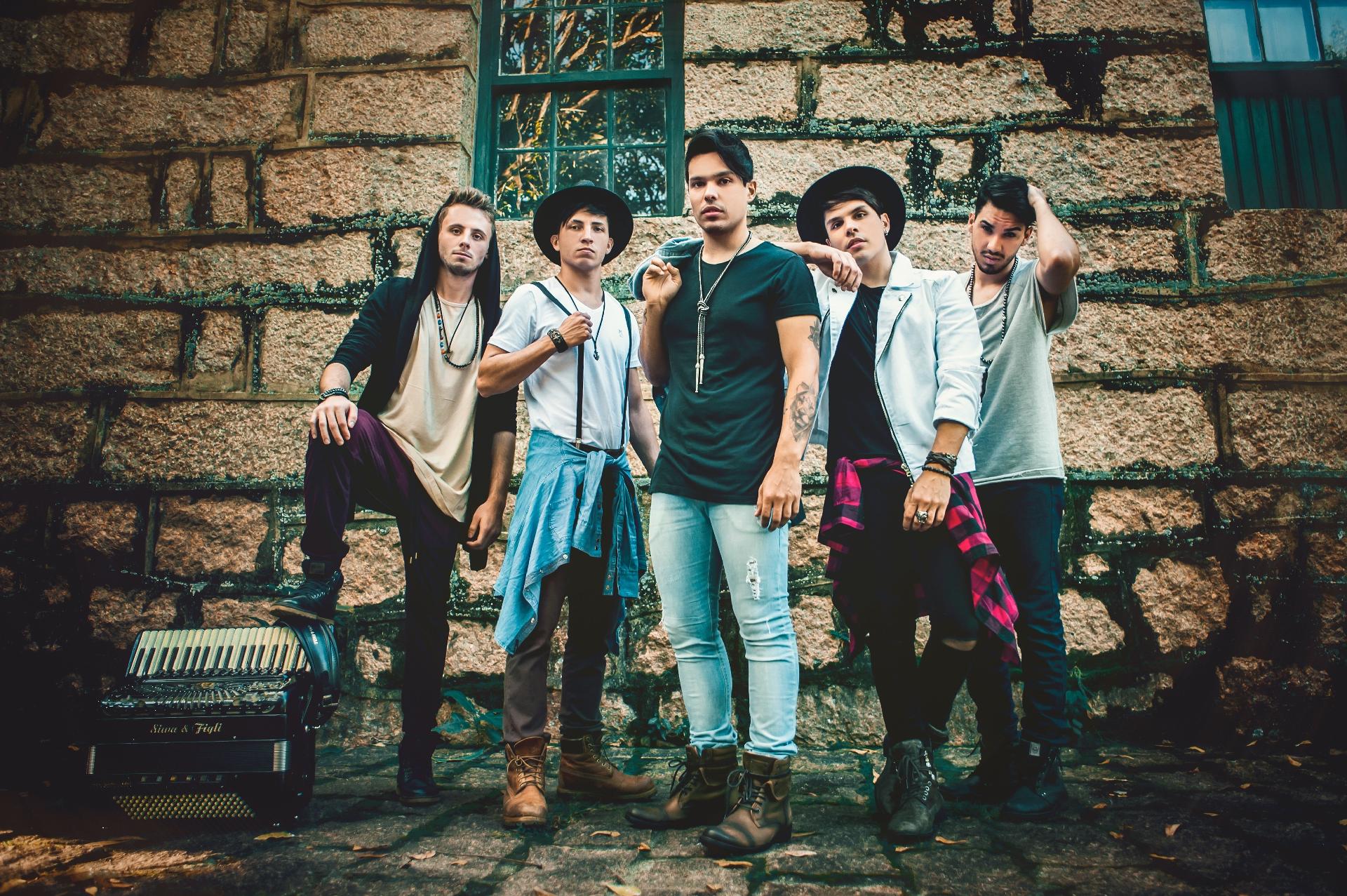 Os integrantes da banda Muranno: Diego Torres (voz), Tiago Kosta (guitarra e voz), Tom Solano (baterista), Viny Cavalcante (baixo e voz) e Lucas Moraes (sanfoneiro) - Divulgação