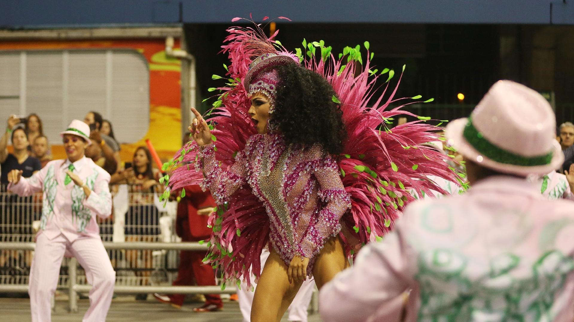 Rainha de bateria da Mocidade, Aline Oliveira entrou na avenida com uma fantasia cheia de joias - Ricardo Matsukawa/UOL