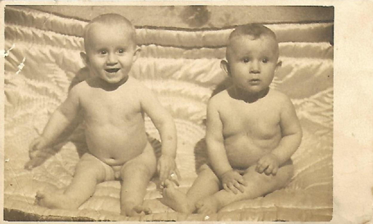 Boris Casoy (à esquerda) ao lado da irmã gêmea, já falecida, em sua infância - Imagem/Arquivo pessoal