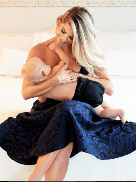 Karina Bacchi amamenta o filho, Enrico - Reprodução/Instagram