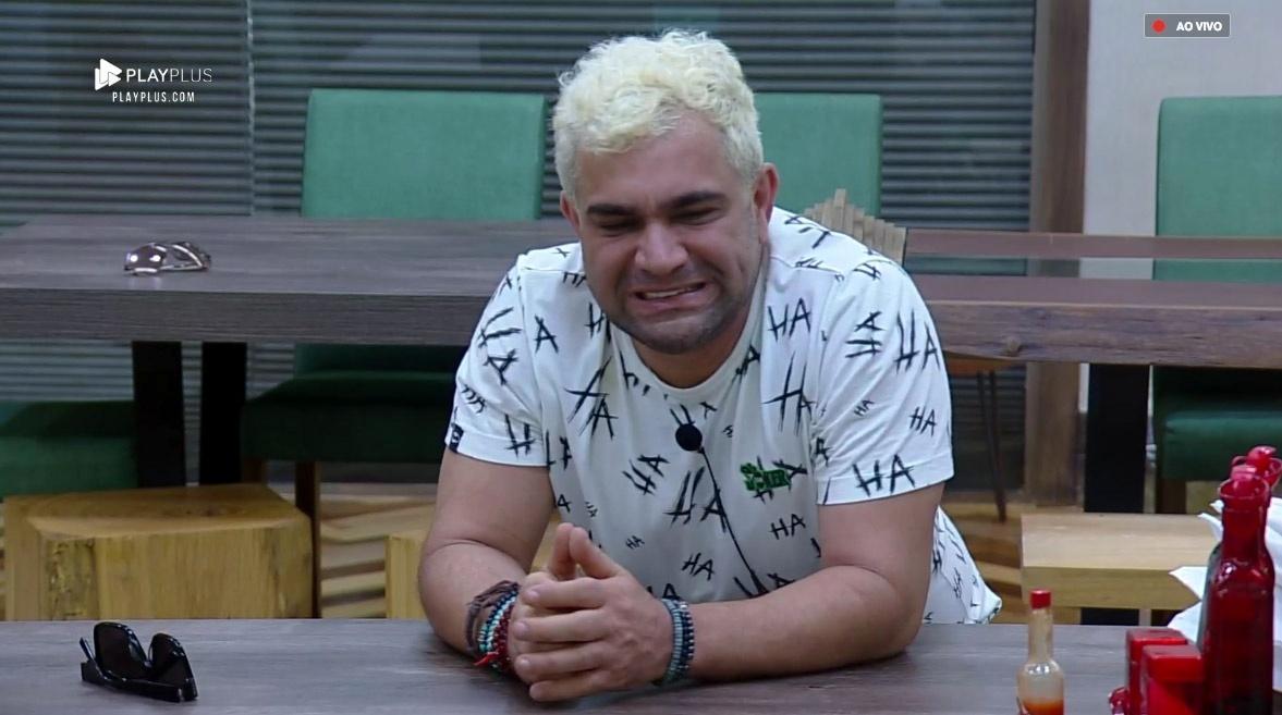 Evandro Santo tenta conversar com Aloísio Chulapa - Reprodução/PlayPlus