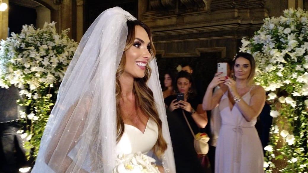 Nicole Bahls entrou sozinha na igreja da Candelária em seu casamento - Marcela Ribeiro/UOL