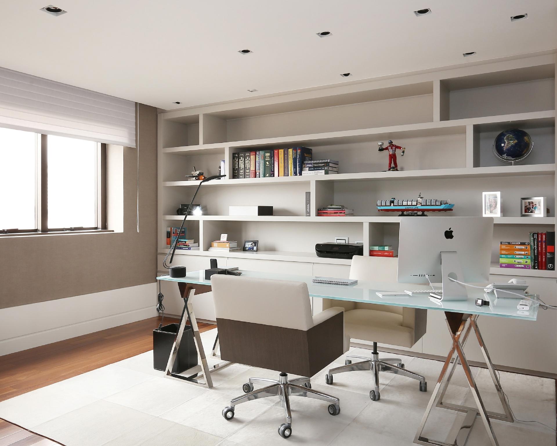 Escritório ou sala de TV? Os dois! Essa foi a proposta de Patrícia Bergantin ao criar um cômodo amplo e bem iluminado, com mesa de trabalho de vidro e uma poltrona confortável que serve como espaço de leitura. É um lugar perfeito para trabalhar, estudar e relaxar - Mariana Orsi | Divulgação