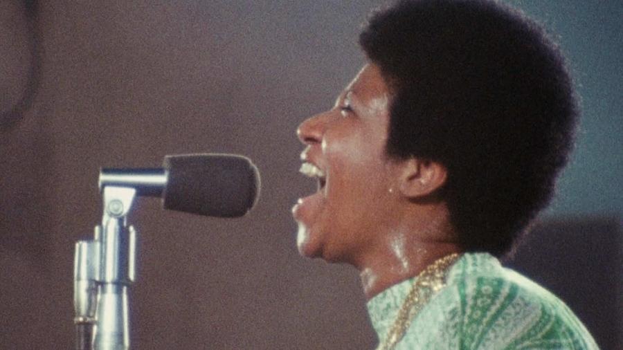 Aretha Franklin canta em cena do filme "Amazing Grace" - Reprodução