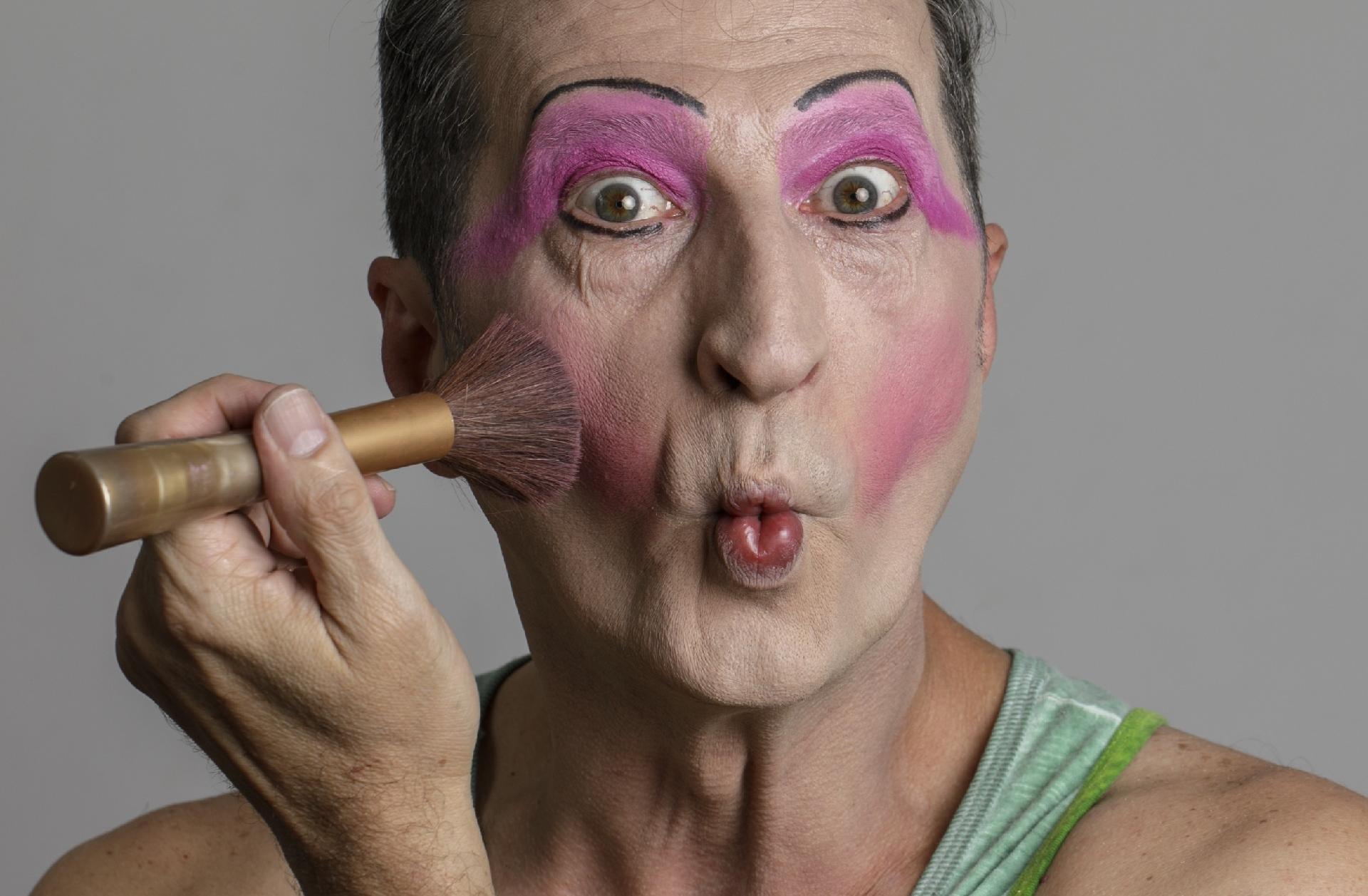 Blush para marcar as maçãs do rosto - Mariana Pekin/UOL