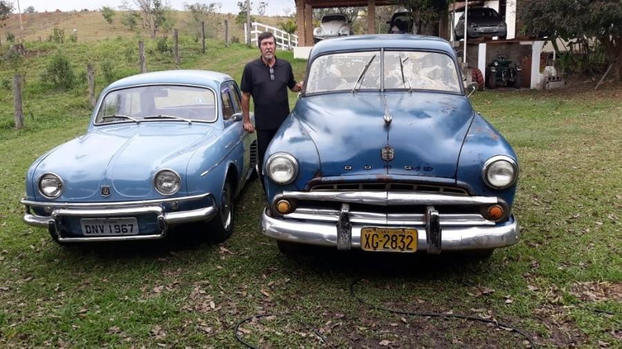 Fazendeiro mostra os seus xodós: Gordini (à esq.), adquirido há mais de 40 anos, e Dodge 1951, que ficou parado por 27 anos - Arquivo pessoal