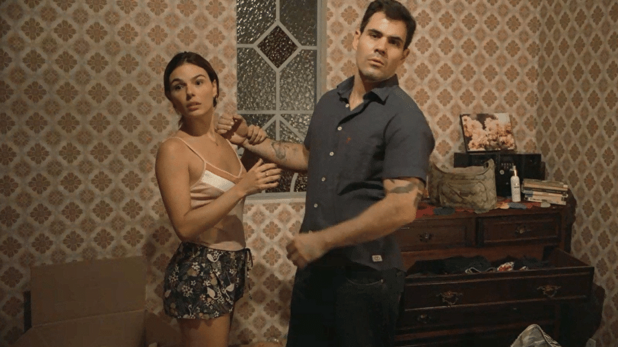 Betina (Isis Valverde) e Magno (Juliano Cazarré) em Amor de Mãe - Reprodução/TV Globo