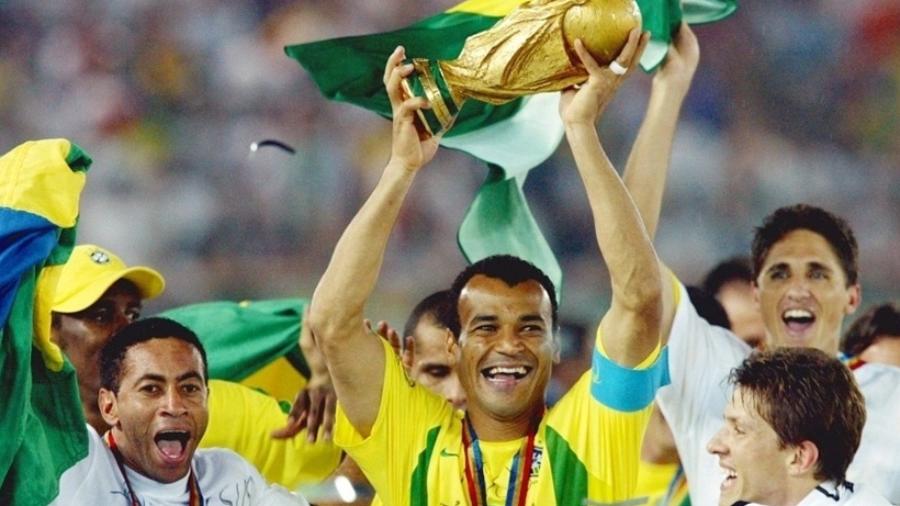 Capitão do pentacampeonato, Cafu ergue a taça da Copa do Mundo de 2002 - Reprodução