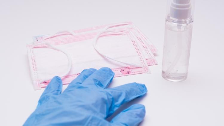 Máscara, álcool gel, EPI - iStock - iStock