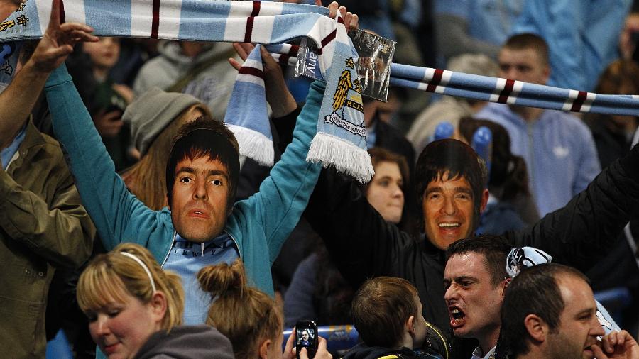 Torcedores do Manchester City usam máscaras de Liam e Noel Gallagher - Dave Thompson/PA Images via Getty Images