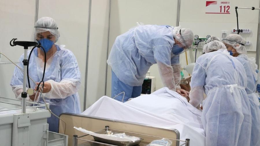 Paciente internado com covid-19 recebe cuidados de equipe médica - Rovena Rosa/Agência Brasil