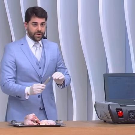 O cirurgião plástico Ronaldo Soares fez uma Lipo Lad uma galinha, ao vivo, no pograma Superpop - Reprodução Youtube