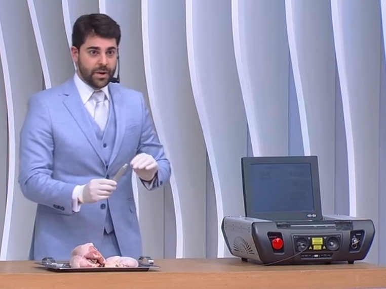 Loucura estética: médico faz lipo lad em frango ao vivo no SuperPop