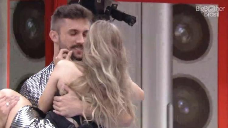 BBB 21: Arthur carrega Carla Diaz na sala - Reprodução/Globoplay - Reprodução/Globoplay