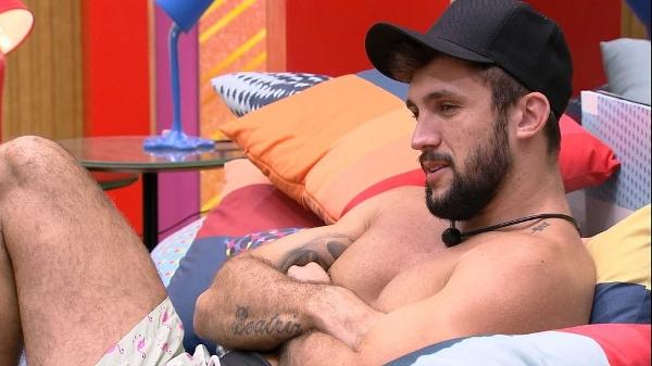BBB 21: Arthur conversa com Gilberto na sala de estar - Reprodução/Globoplay