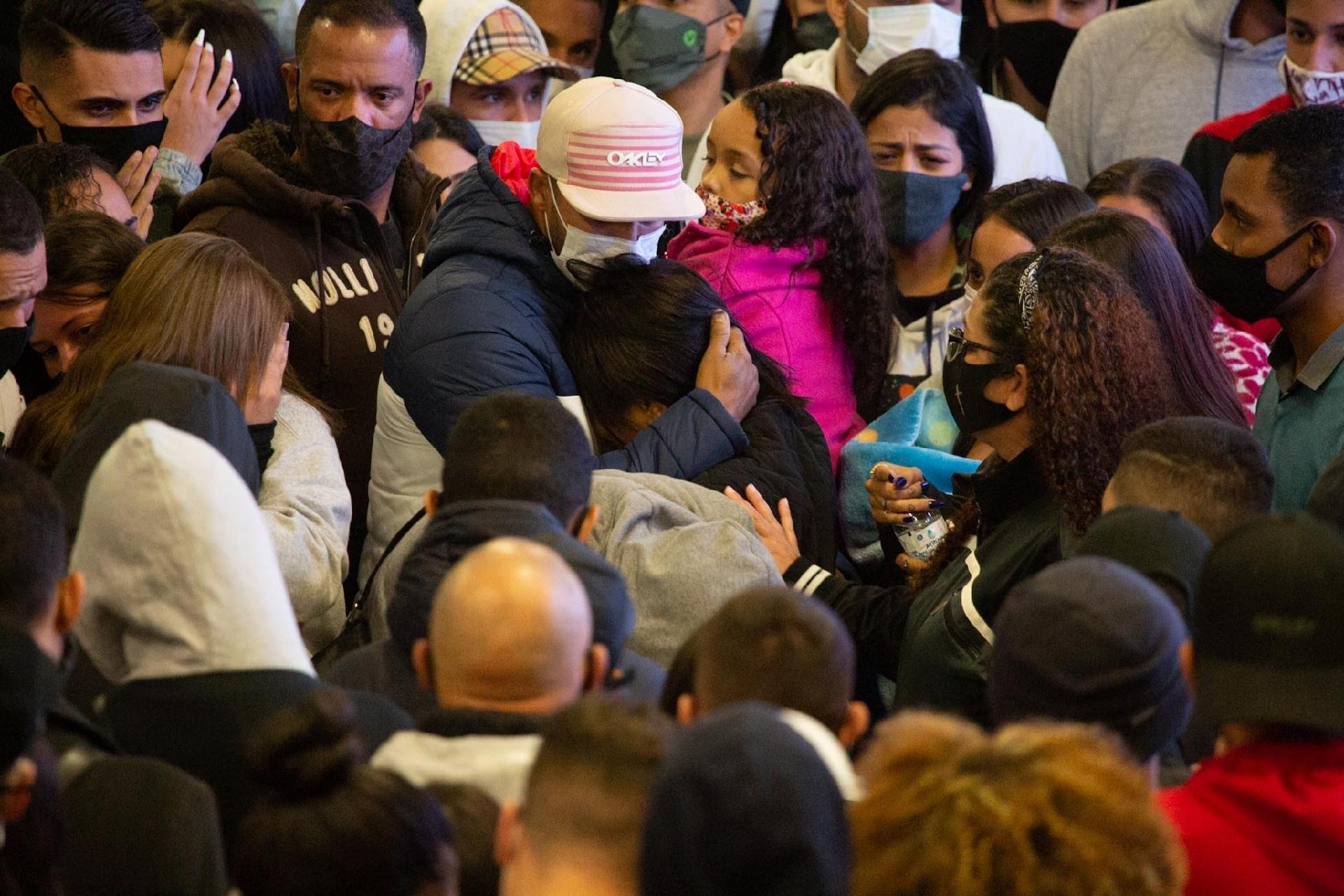 Fãs, amigos e familiares se aglomeraram na quadra da escola para se despedir do cantor - Amauri Nehn/Brazil News