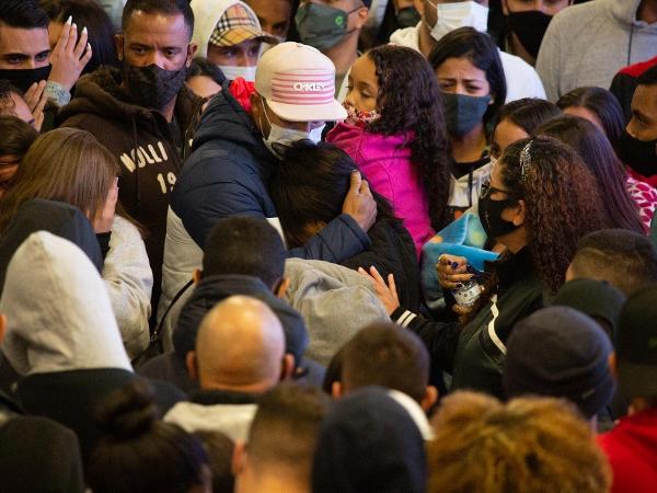 Fãs, amigos e familiares se aglomeraram na quadra da escola para se despedir do cantor - Amauri Nehn/Brazil News