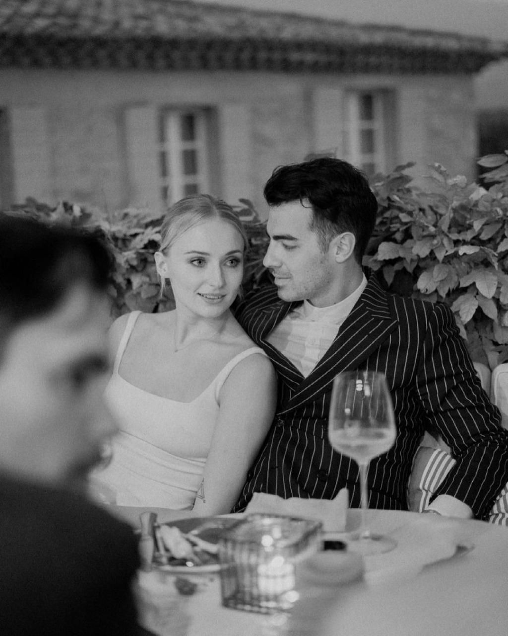 Fotos Joe Jonas E Sophie Turner Mostram Fotos De Casamento Em Castelo Franc S