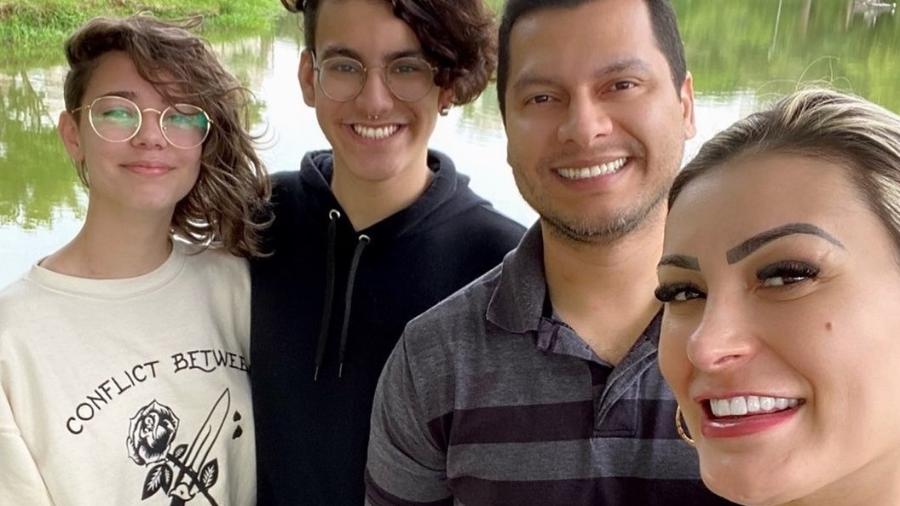 Andressa Urach posou com o marido Thiago Lopes, o filho e a nora - Reprodução/Instagram