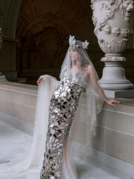 Vestido de noiva feito com espelho quebrado de Ivy Getty, assinado por John Galliano - Reprodução/Instagram